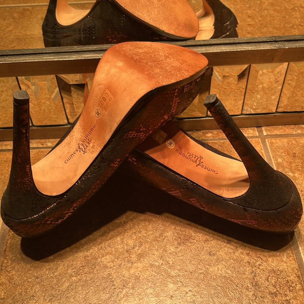 Bronze Snake Skin Leather Pumps - Picture 9 of 9
